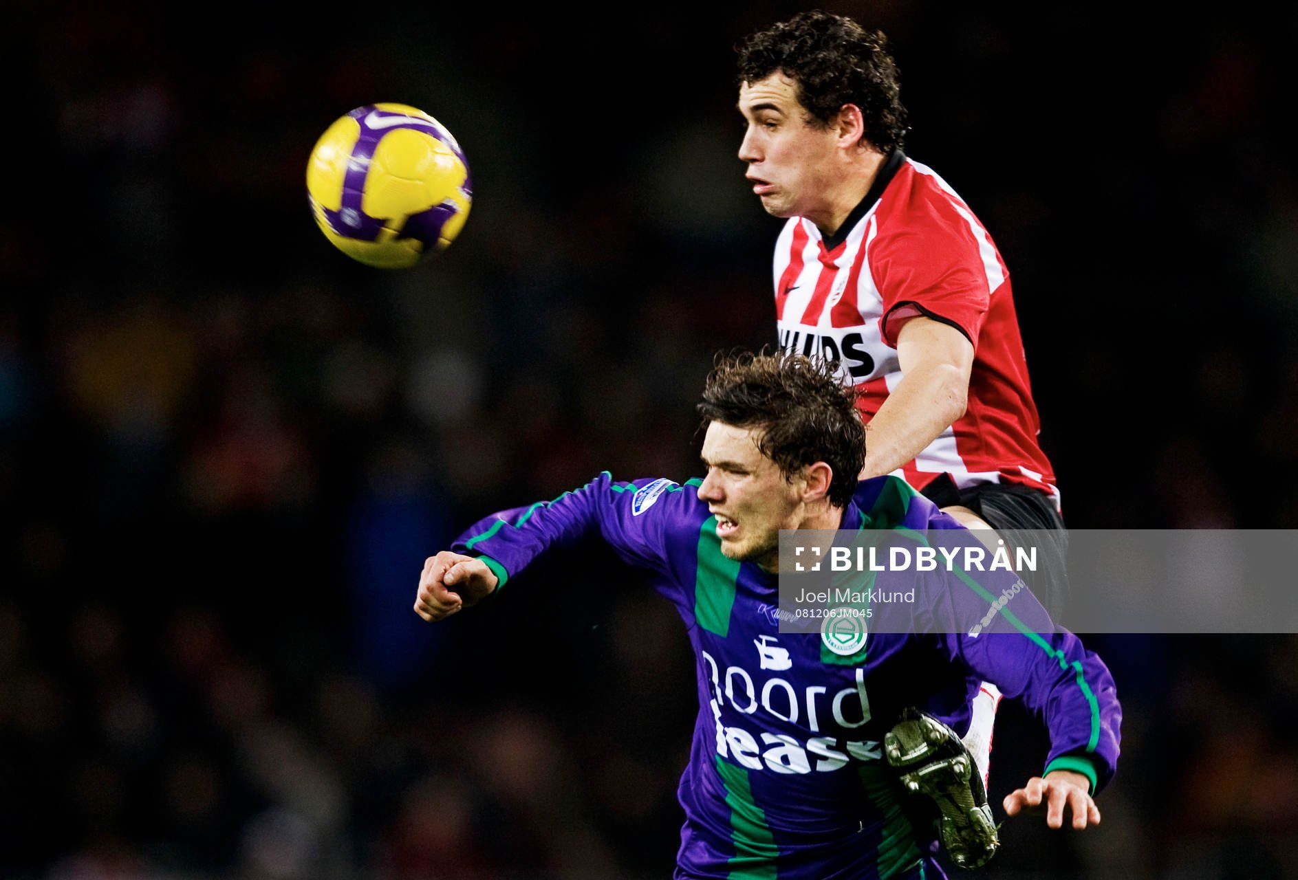 Dirk Marcellis, PSV, vinner en nickduell mot Marcus Berg,