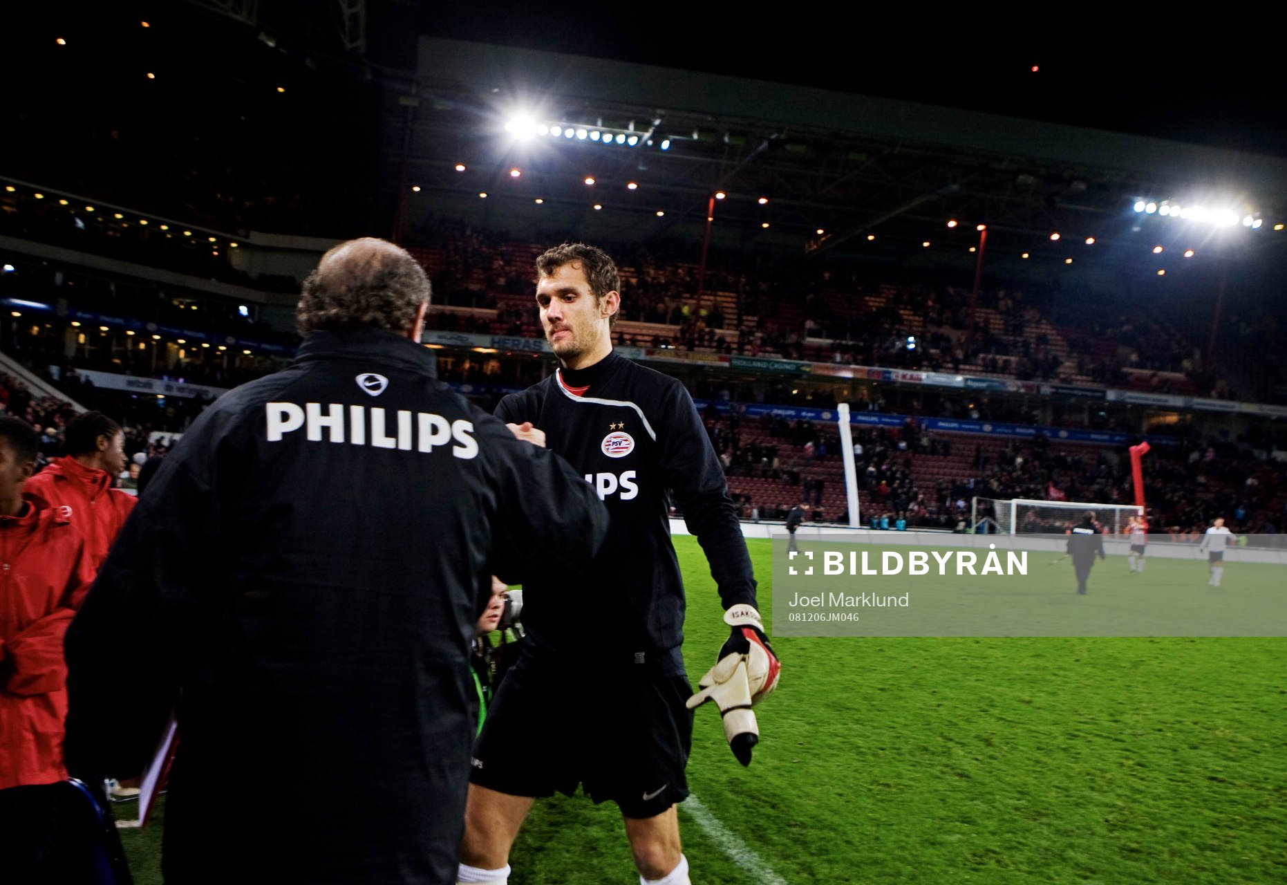 Andreas Isaksson, målvakt, PSV, gratuleras till vinsten
