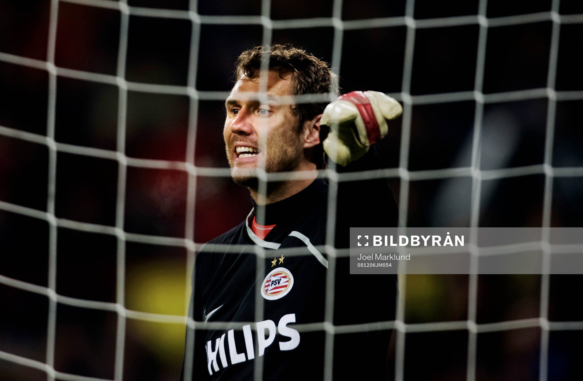 Andreas Isaksson, målvakt, dirigerar sina medspelare