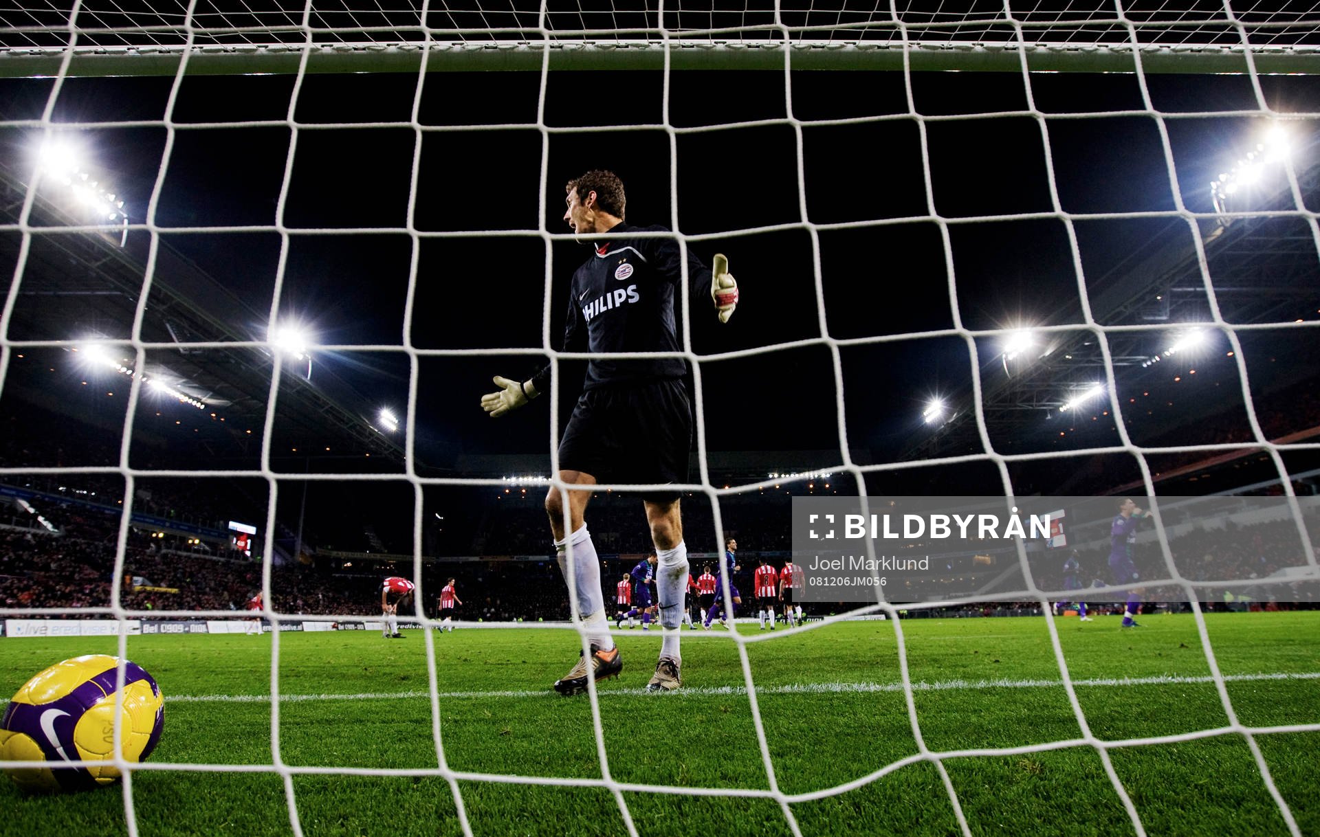 Andreas Isaksson, målvakt, skriker mot läktaren