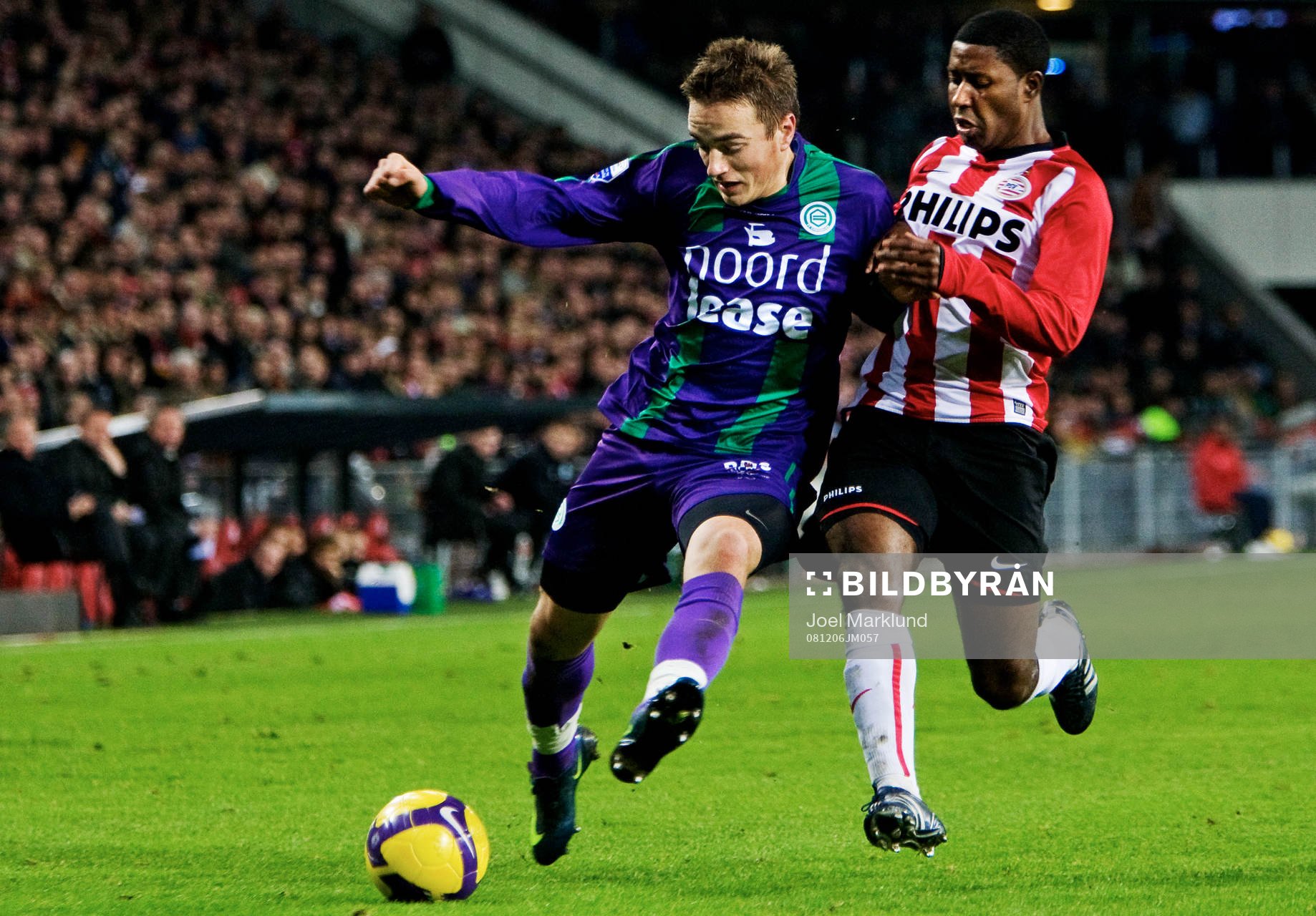 Petter Andersson, Groningen, utmanas av Edison Méndez, PSV
