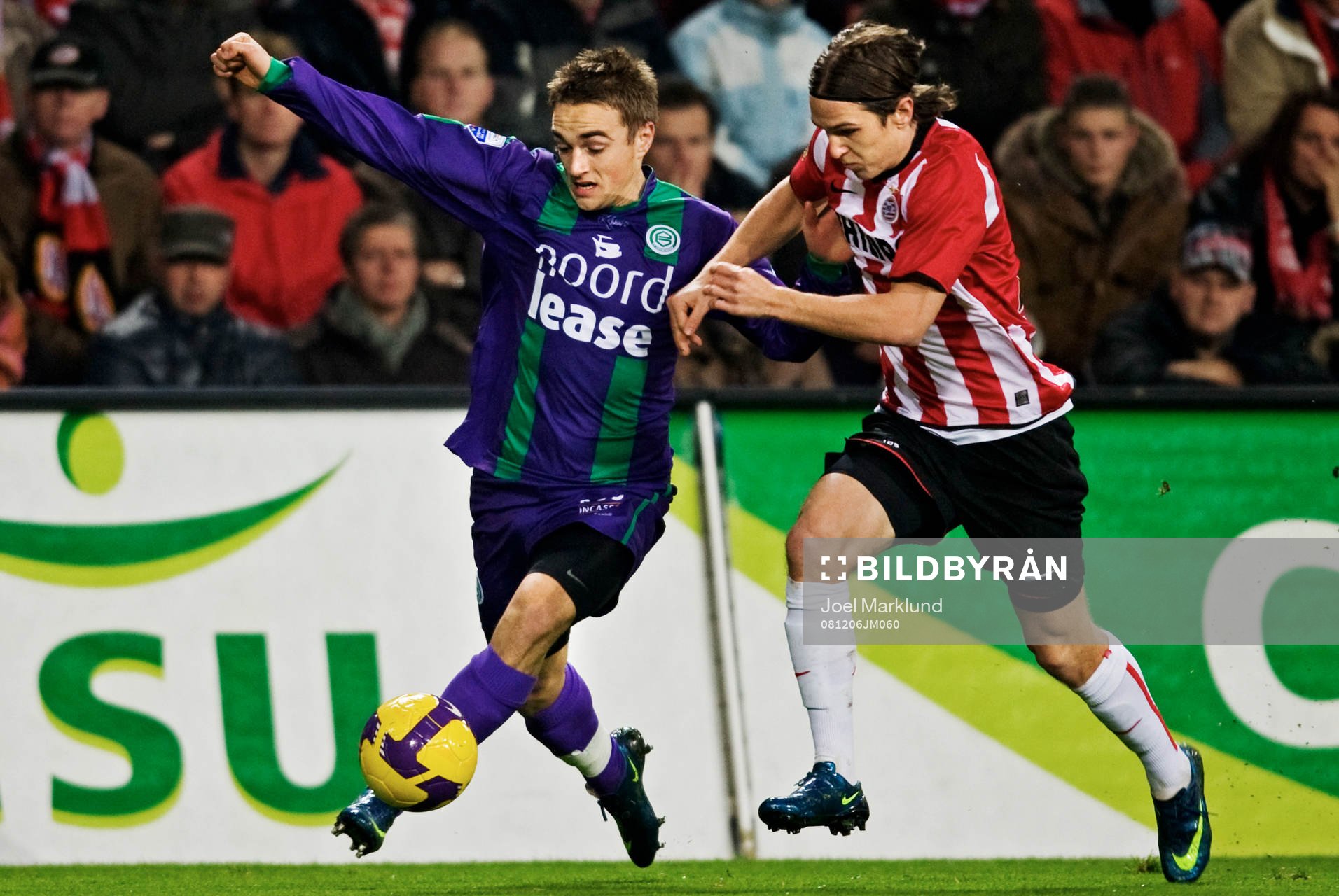 Petter Andersson, Groningen, tar sig förbi Stijn Wuytens,