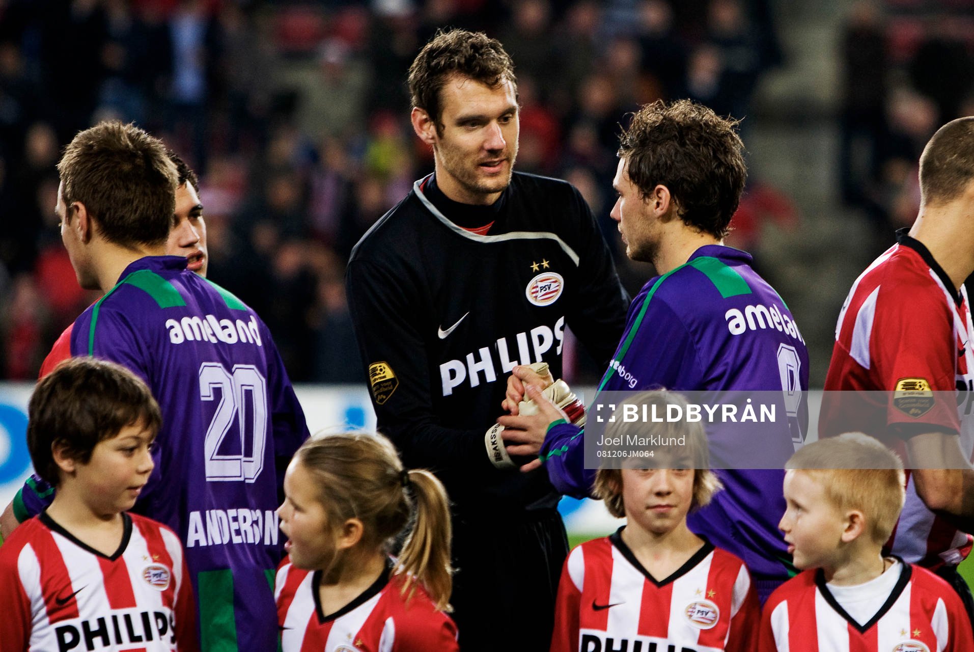 Andreas Isaksson, målvakt, PSV, hälsar på Marcus Berg,