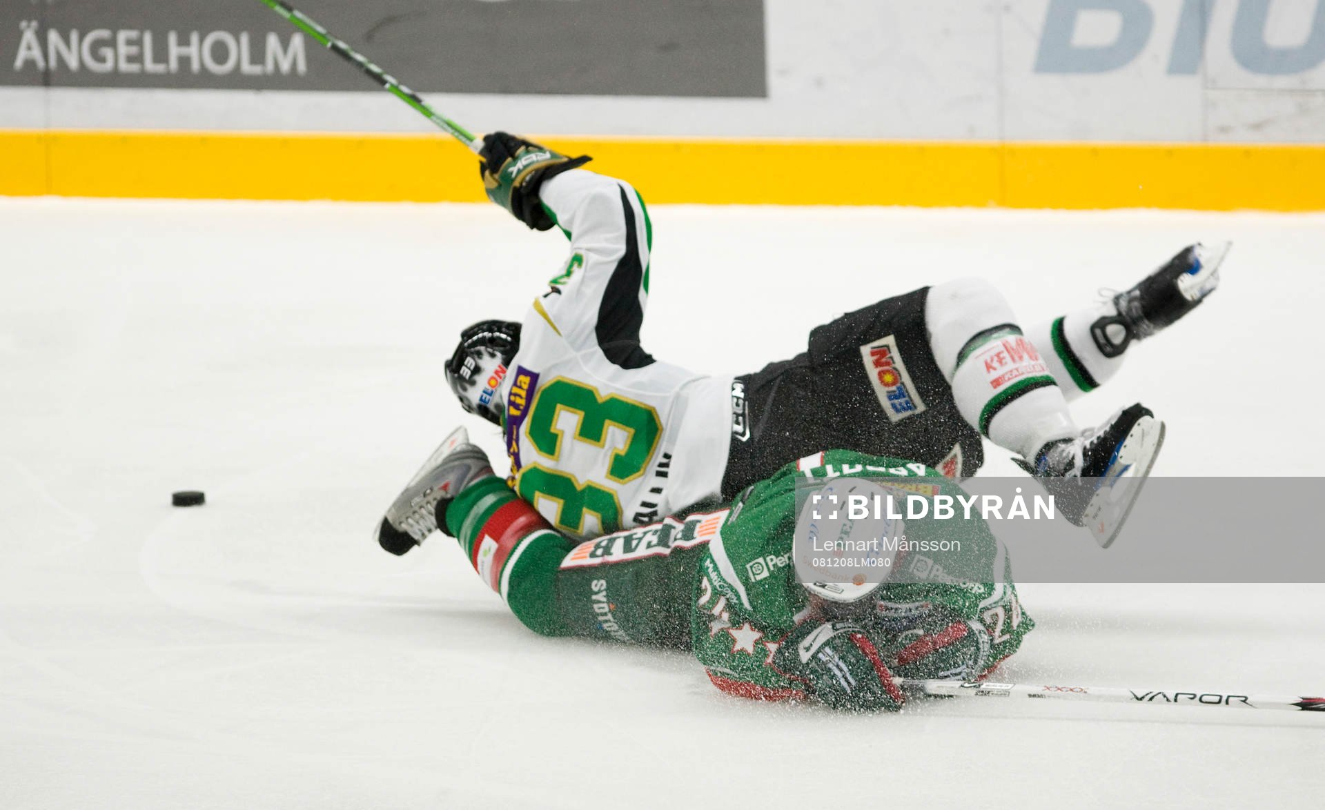 Cam Abbott har fått Ari Vallin på fall