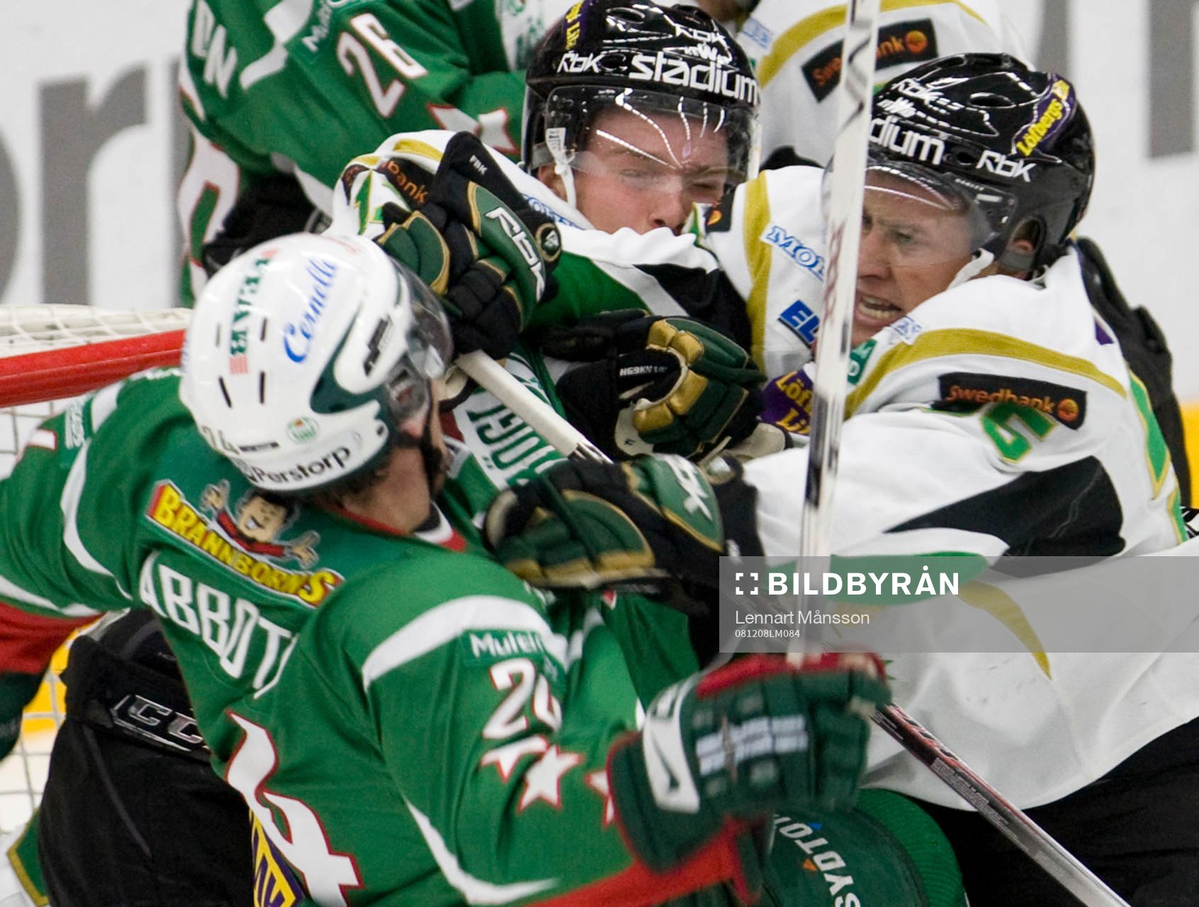 Det stora slagsmålet, Martin Sevc crosscheckar Cam Abbott.