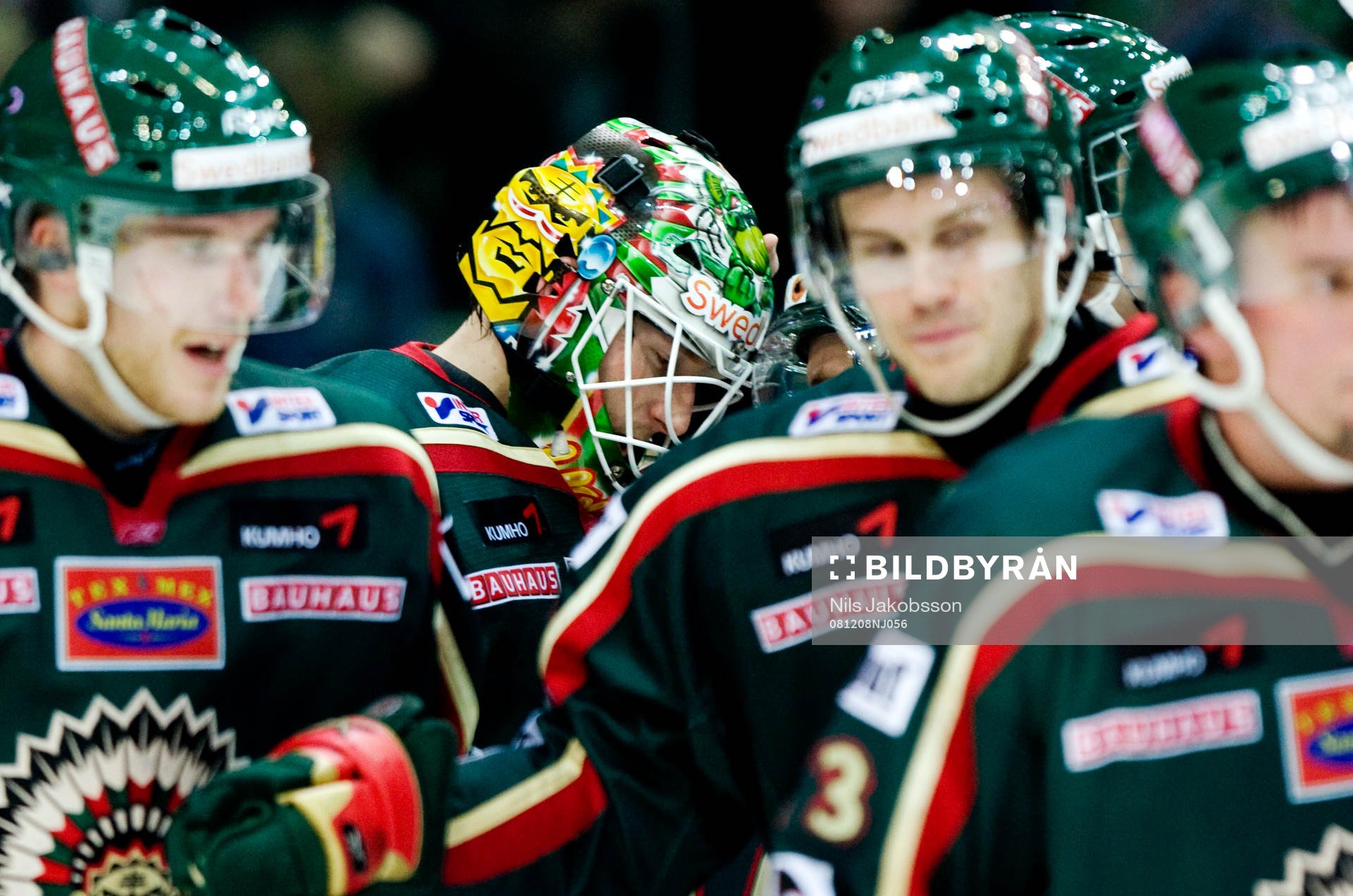 Johan Holmqvist, målvakt, kramas om, jubel Frölunda