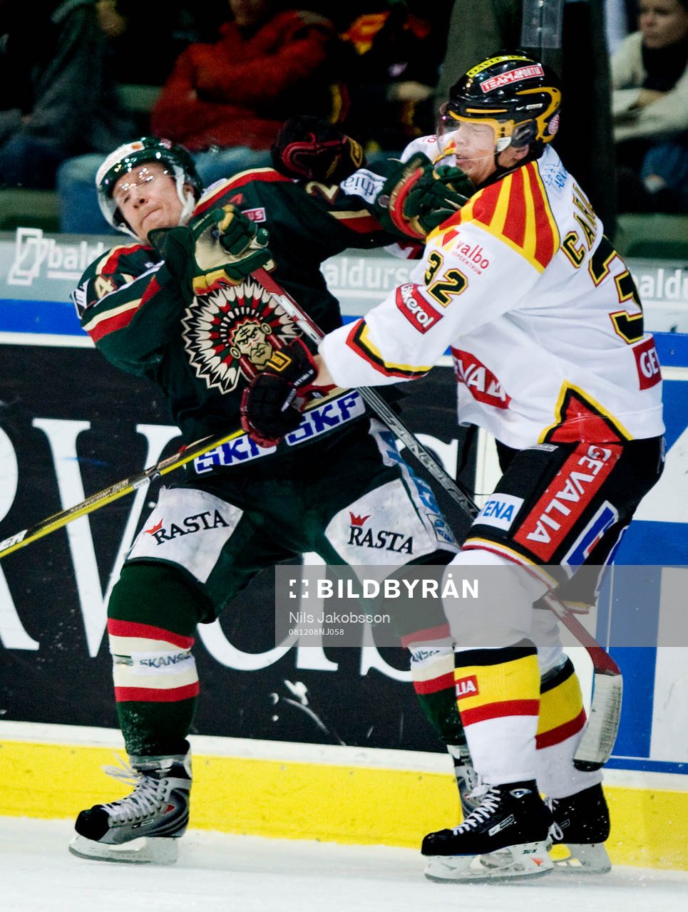 Niklas Andersson, Frölunda, tacklas av Jonathan Carlsson,