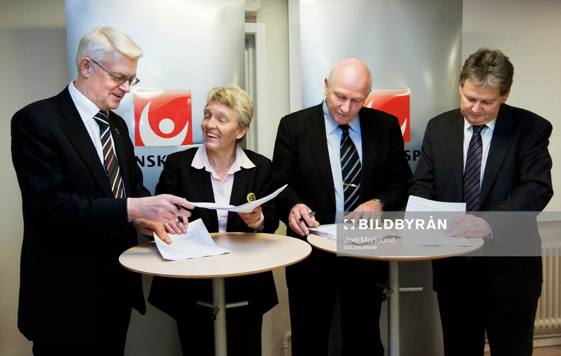 Sune Hellströmer, SvFF, Susanne Erlandsson, EFD, Anders Hägg, Svenska spel, och Tommy Theorin, SEF, skriver under ett nytt stort avtal gällande svensk fotboll.