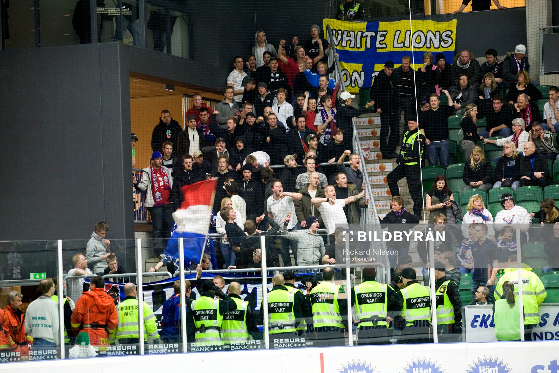 Linköpings supportar brände av smällare på läktaren,
