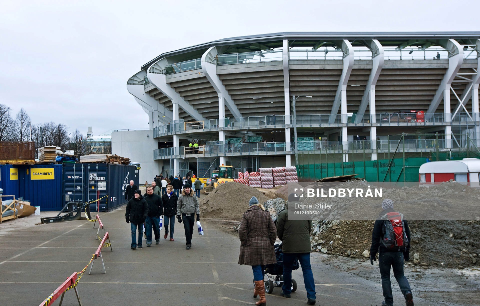 Mycket folk ville se nya arenan. Arena