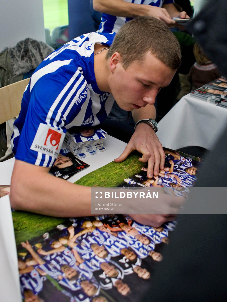 Ragnar Sigurdsson signerar