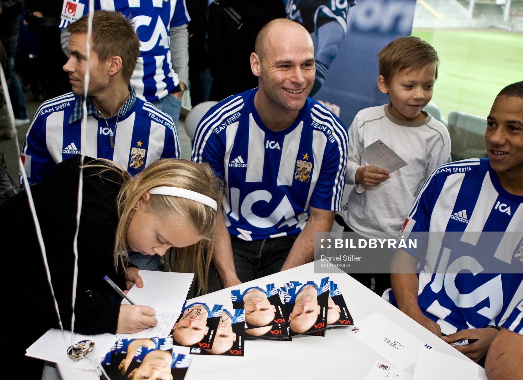 Spelare signerar idolbilder