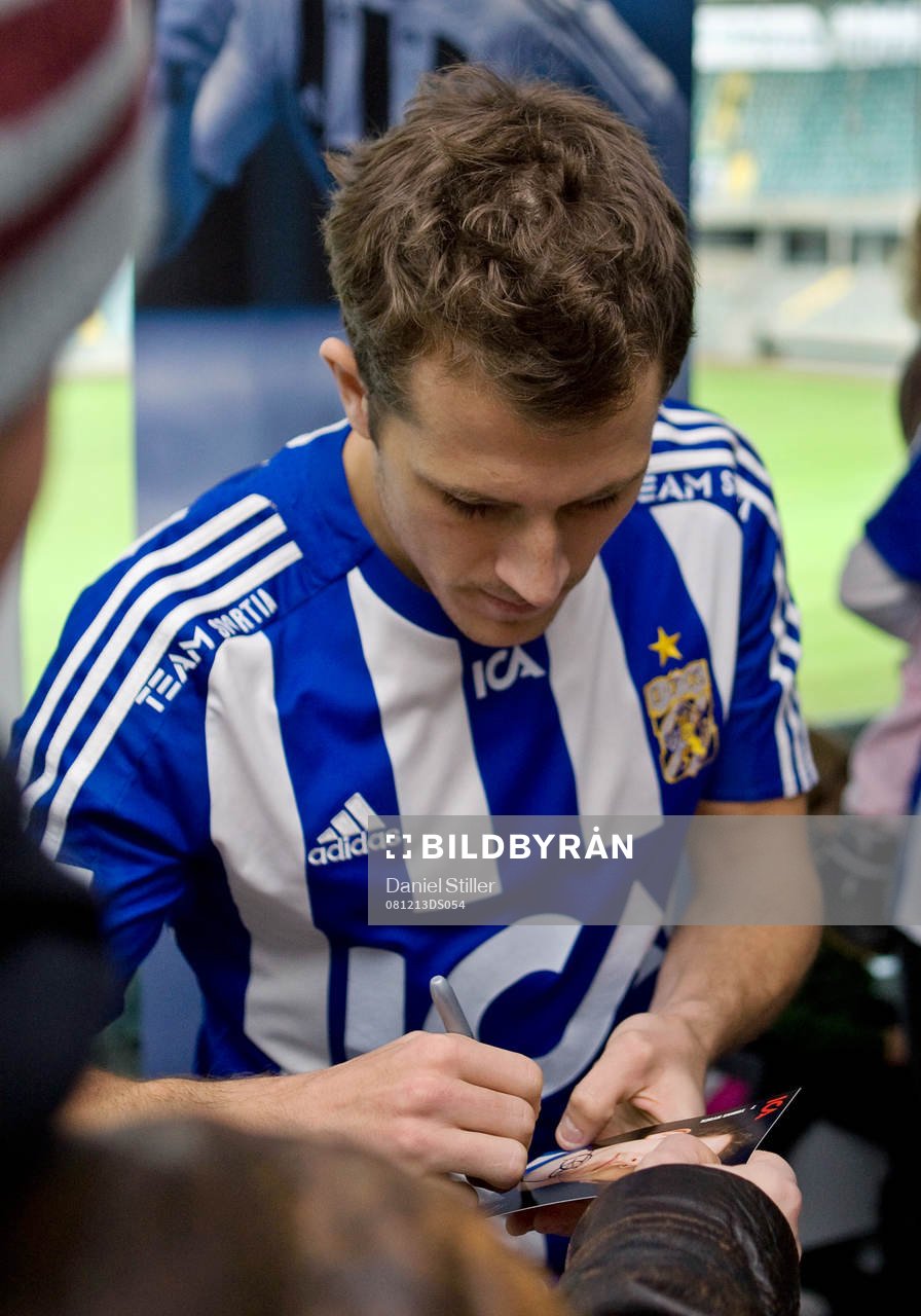 Tobias Hysén signerar idolbilder