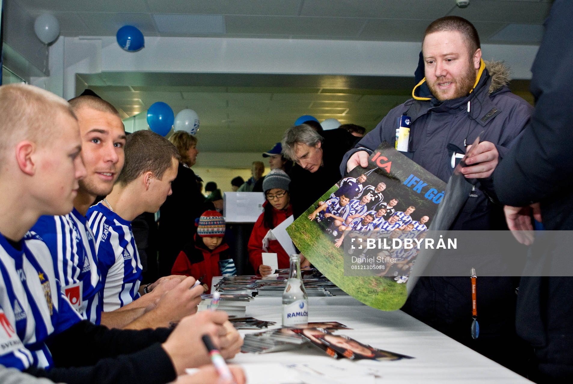 Spelare signerar idolbilder