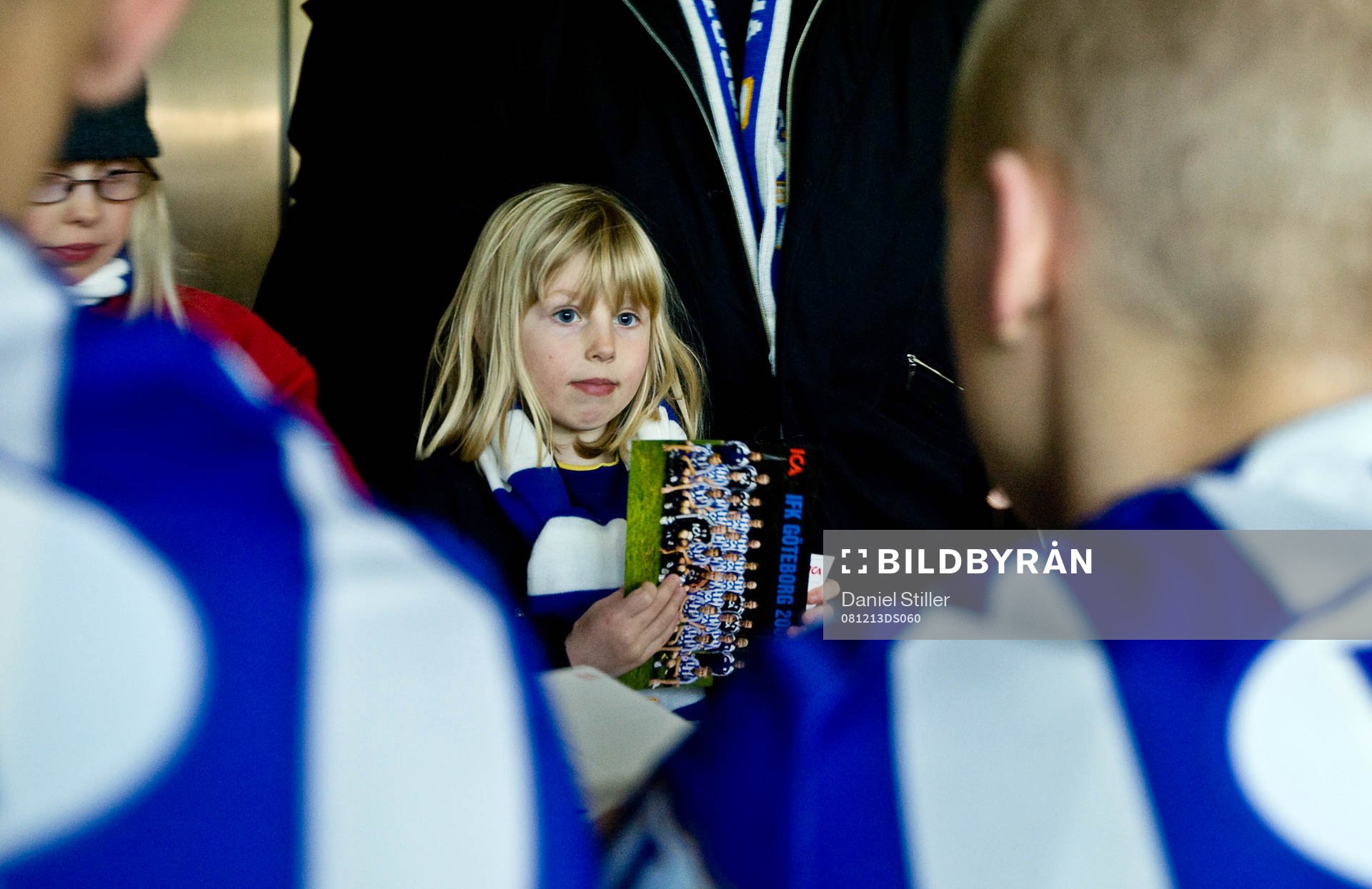 Spelare signerar idolbilder