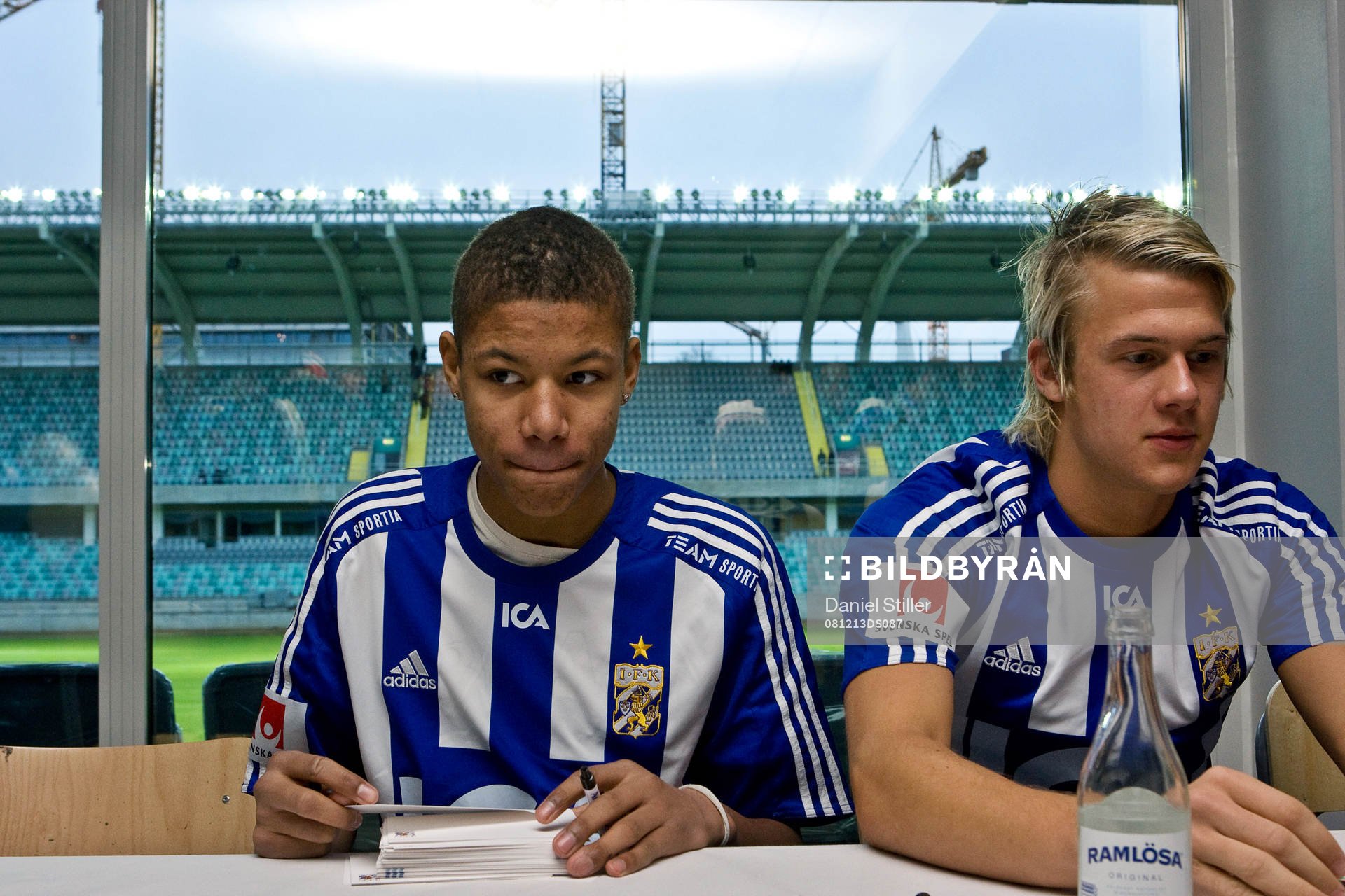 Spelare signerar idolkort