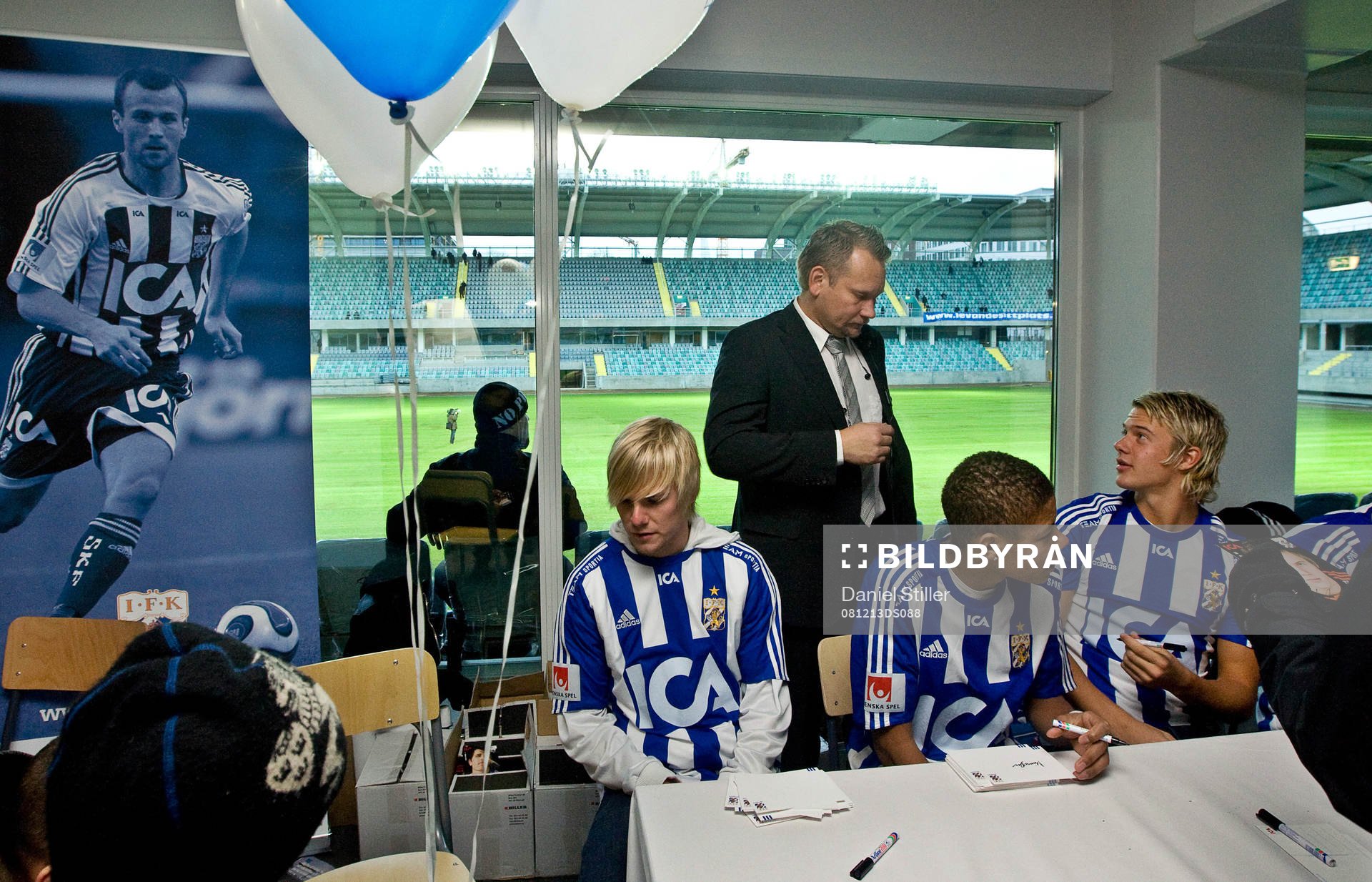 Spelare signerar idolkort