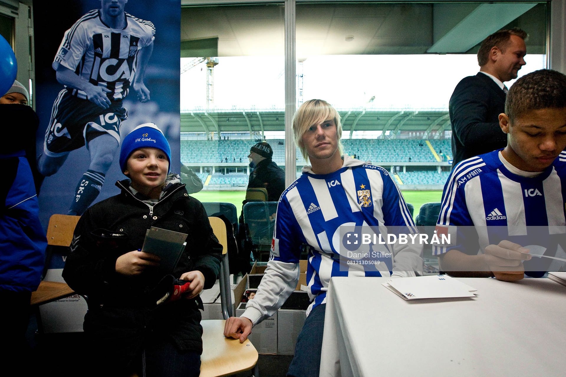 Spelare signerar idolkort