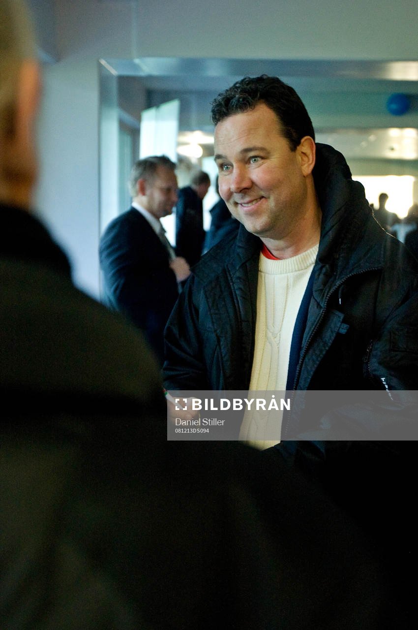 Stefan Rehn signerar idolkort