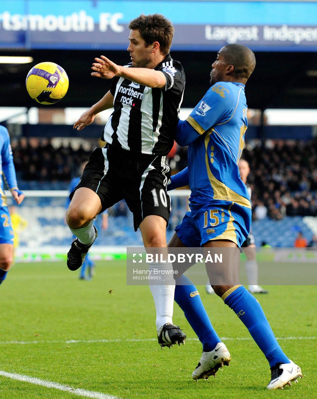 Sylvain Distin, Portsmouth och Michael Owen, Newcastle