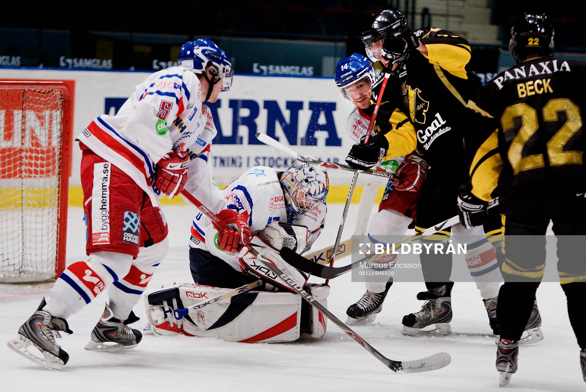 Christian Engstrand, målvakt, Oskarshamn kramar om pucken