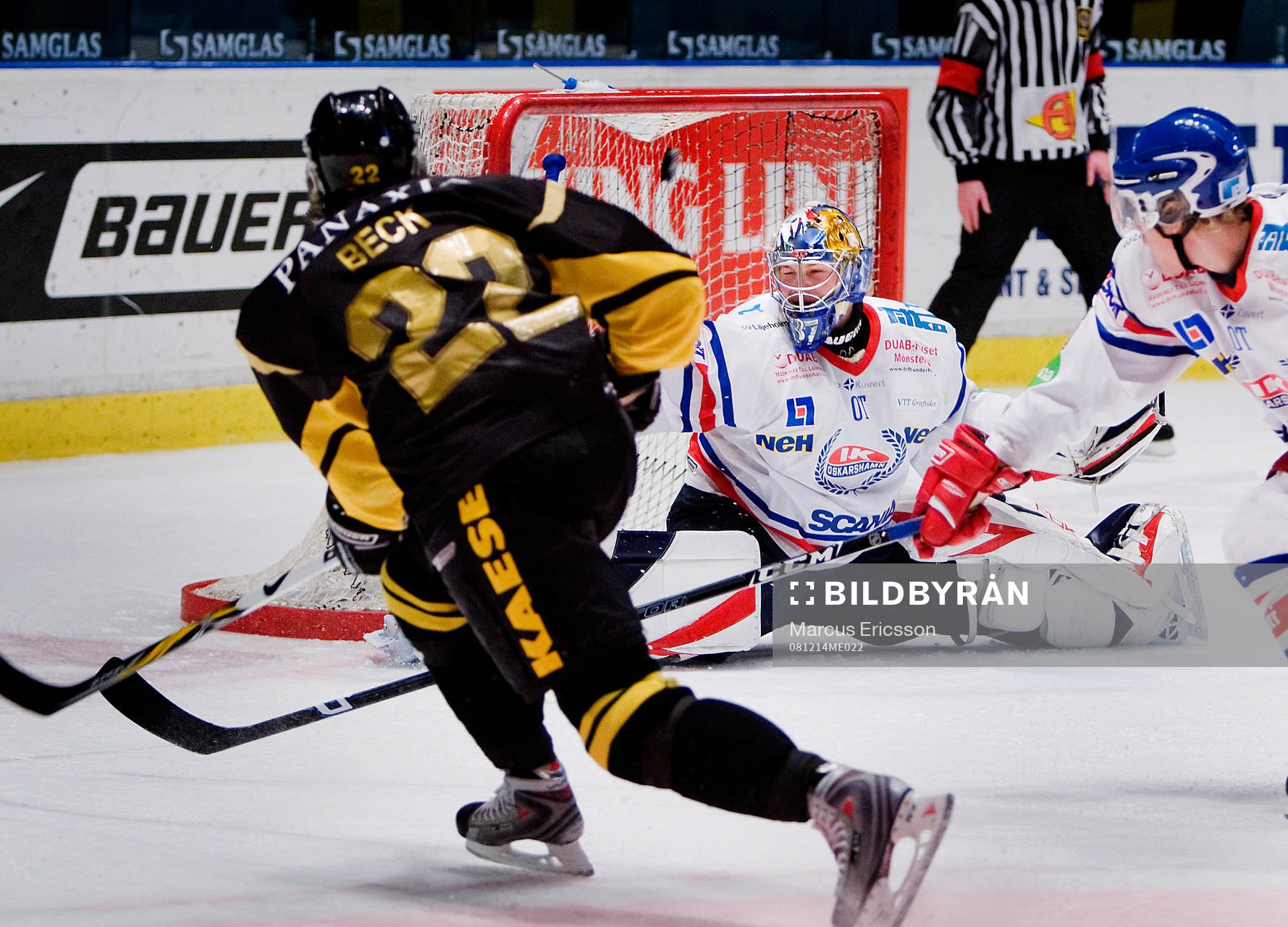 Mattias Beck, AIK, skjuter på Christian Engstrand,