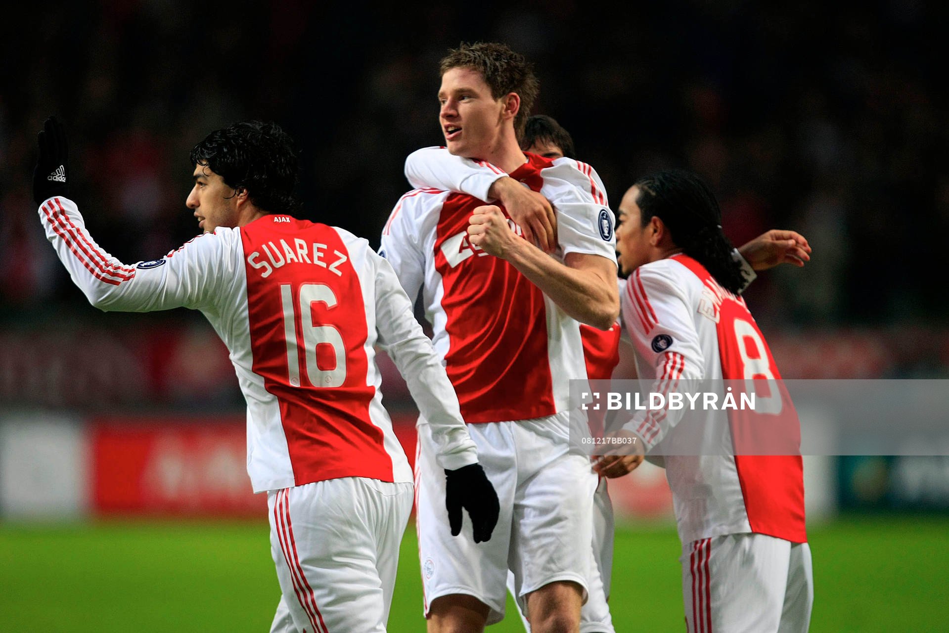 Luis Suarez, jubel med lagkamrater