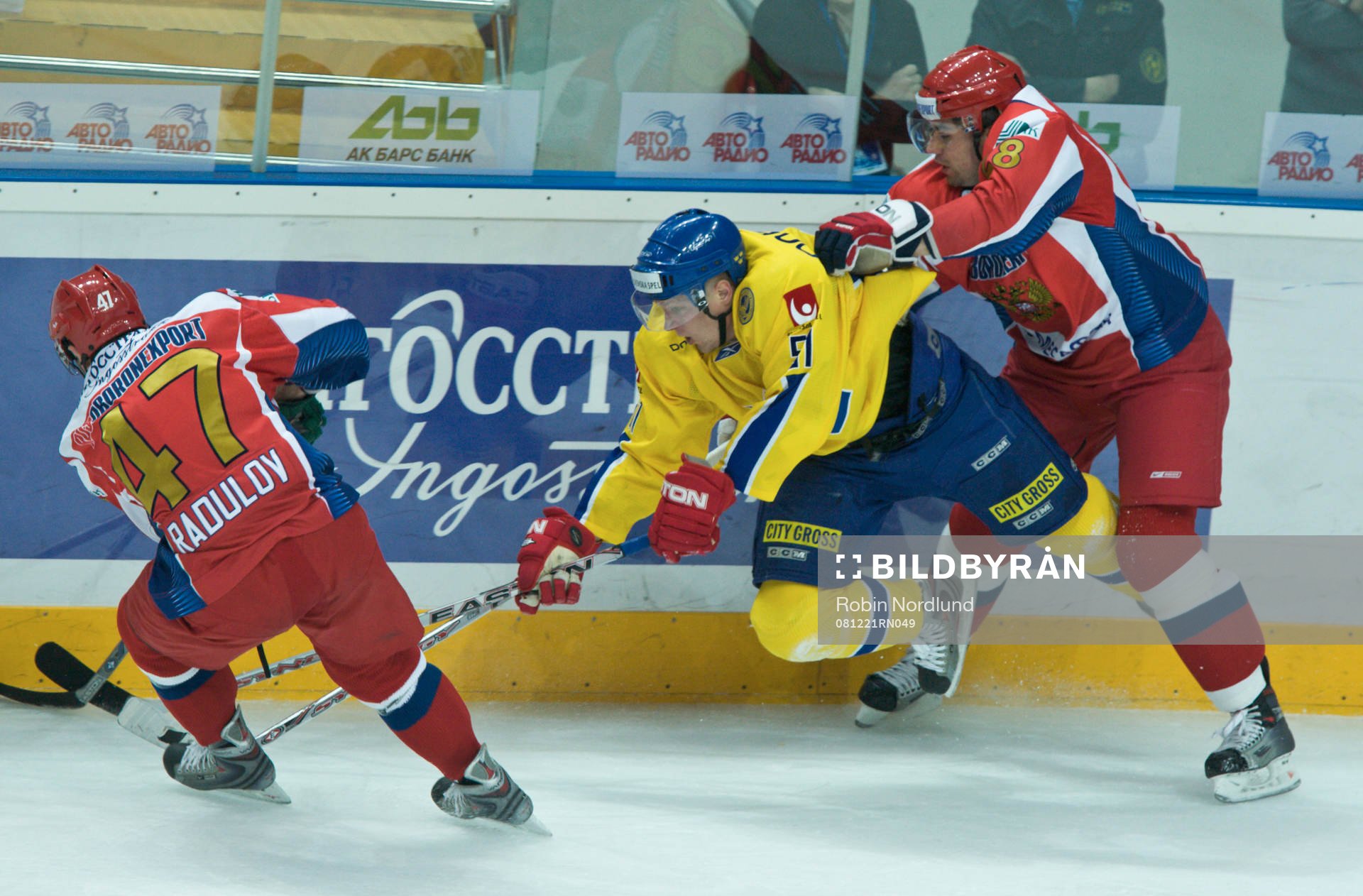 Mika Hannula, Sverige blir crosscheckad av Alexey Mikhonov,