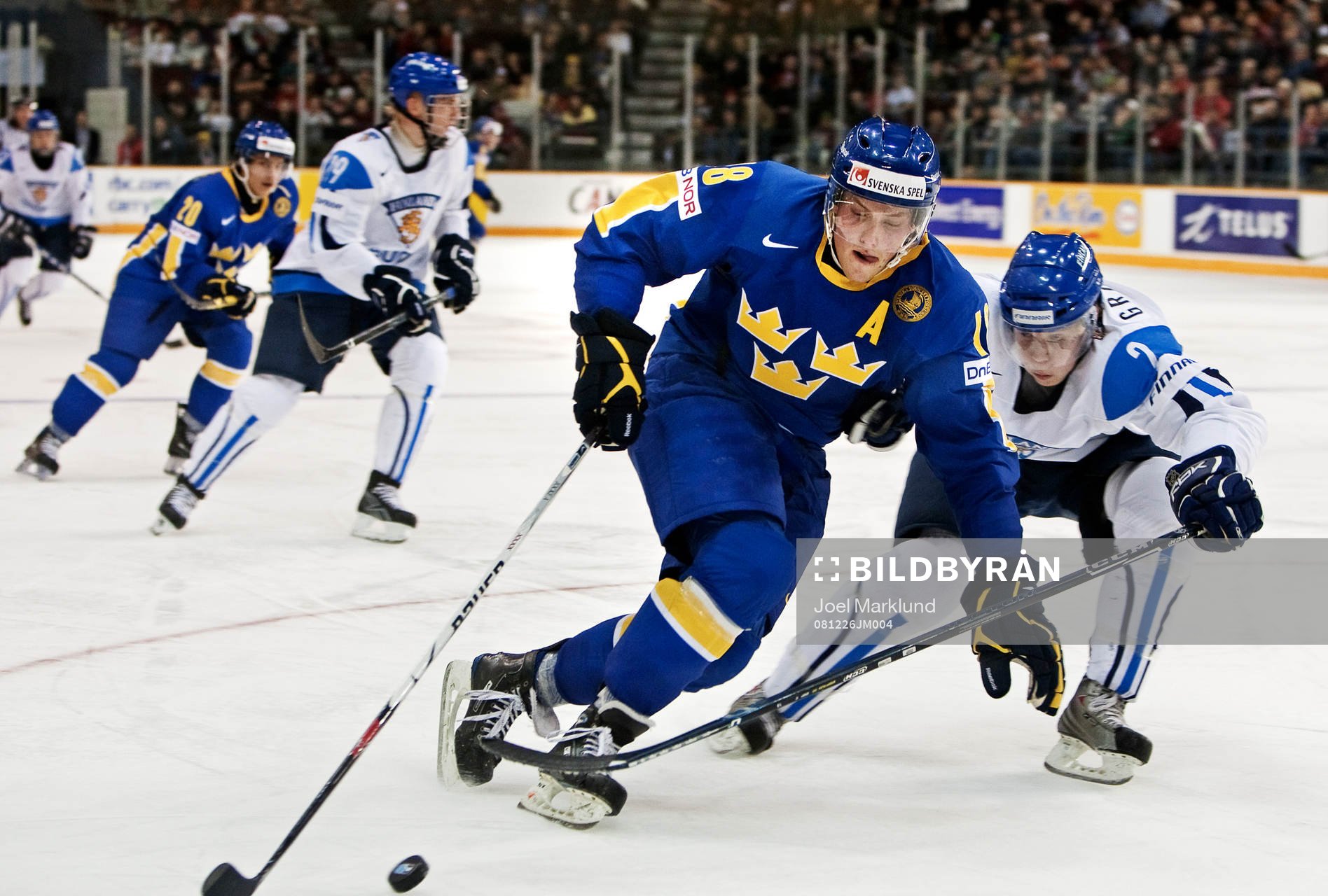 Joakim Andersson, Sverige, håller undan Ari Gröndahl,