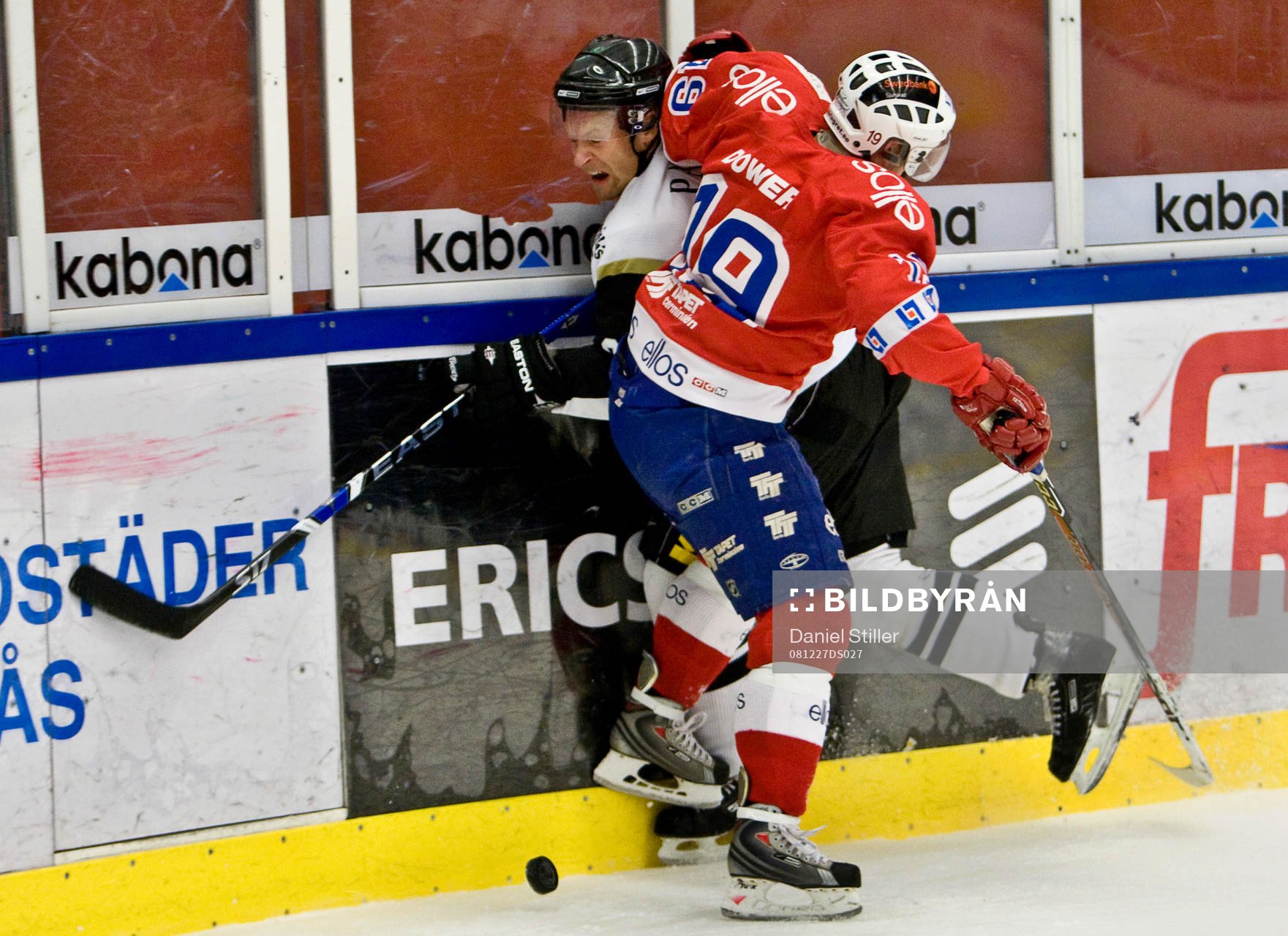 Lenny Dower, Borås, trycker till Dick Tärnström, AIK