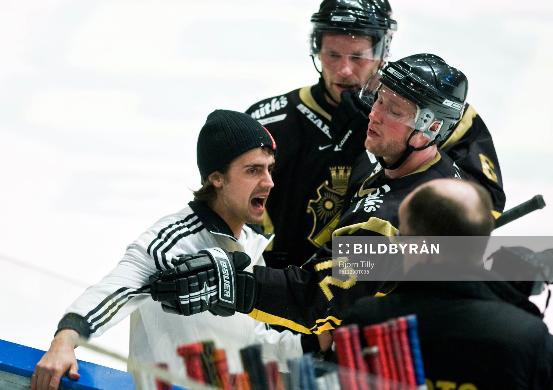 En supporter från klacken på isen och Dick Tärnström,