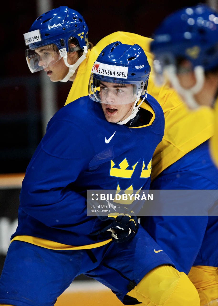 Sebastian Erixon tacklas