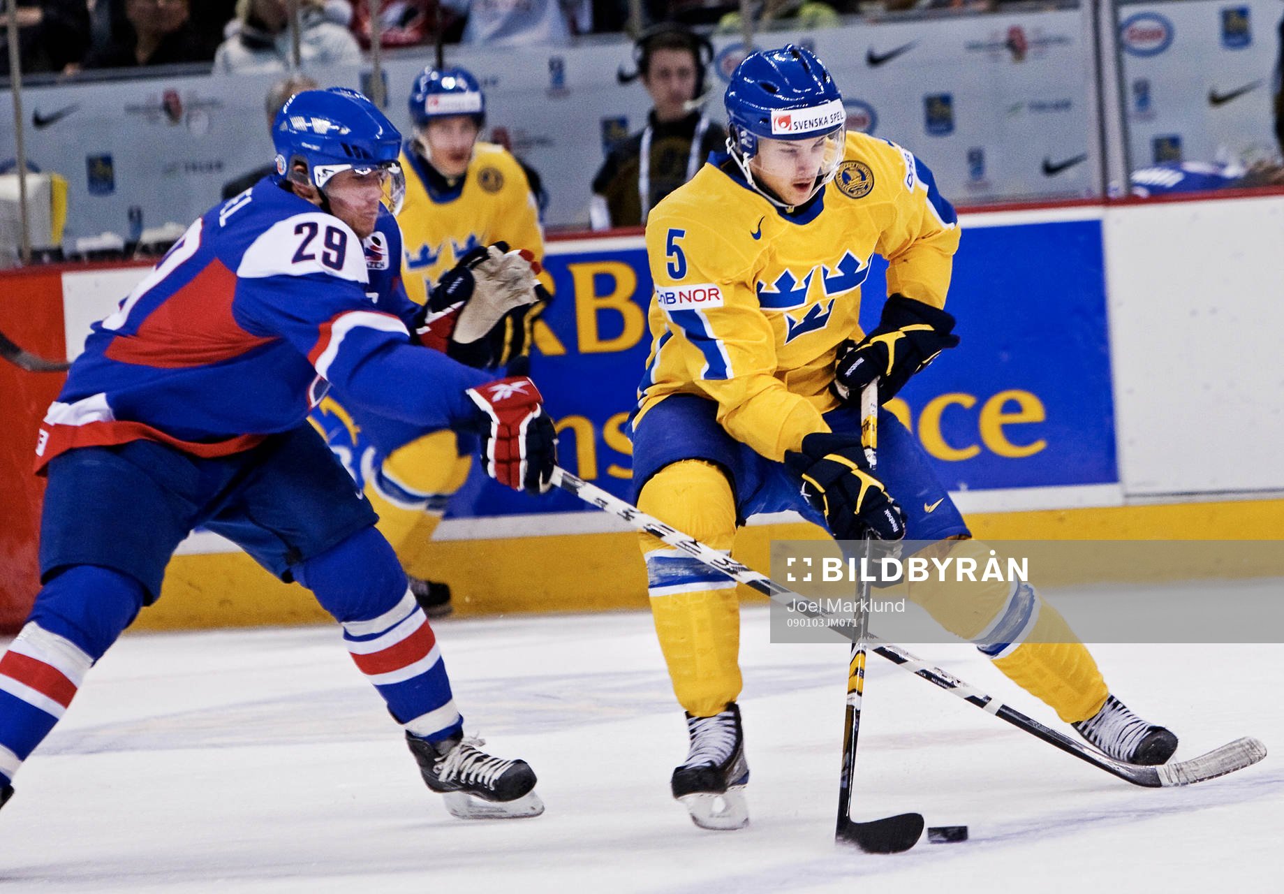 Erik Karlsson, Sverige, tar sig förbi Marek Mertel,