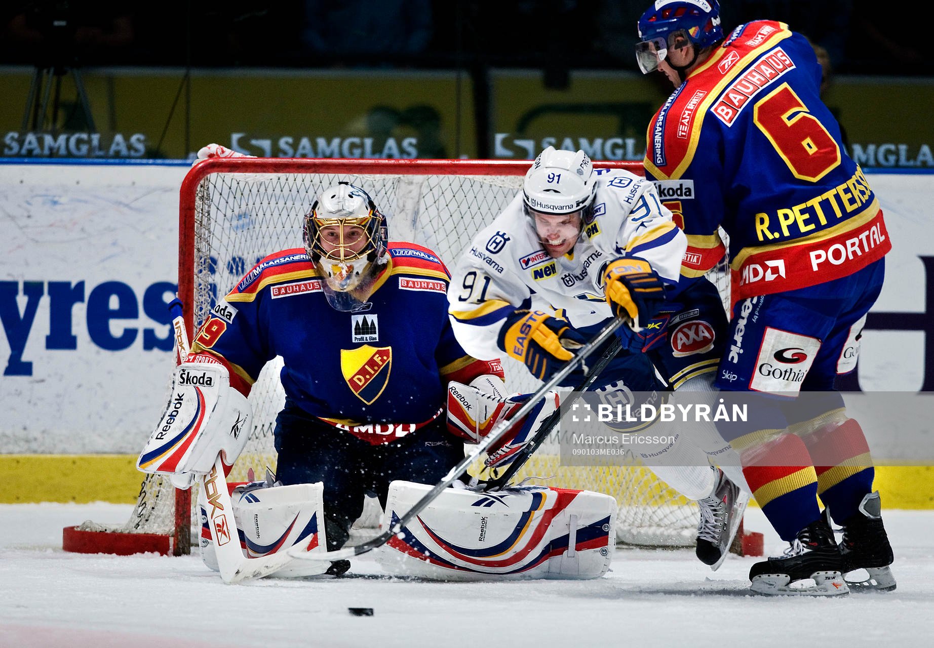 Björn Melin, HV71 trycker sig emellan Stefan Riddervall,