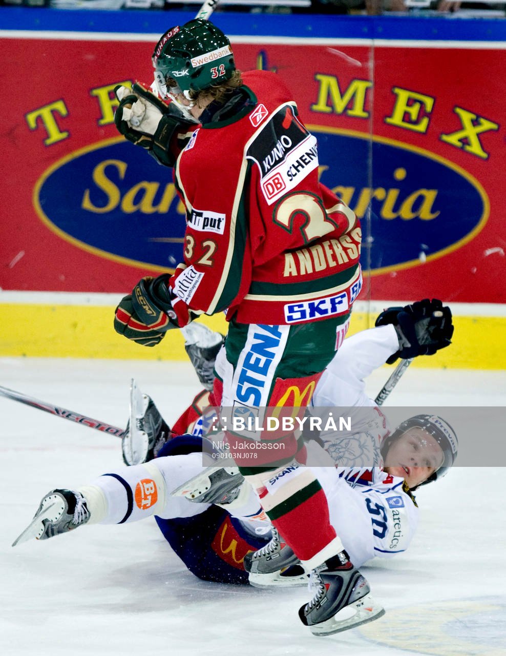 Johan Andersson, Frölunda, tacklar Andreas Jämtin,