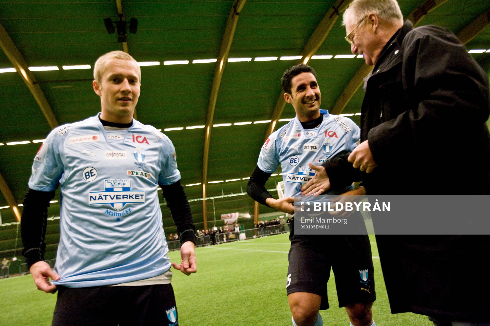 Daniel Larsson och David Durmaz hälsas välkomna av Bengt