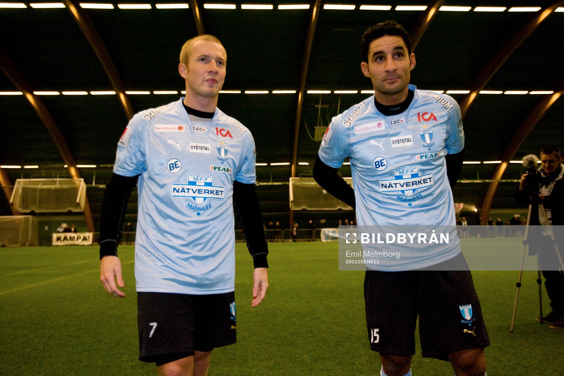 Daniel Larsson och David Durmaz i sina nya tröjor