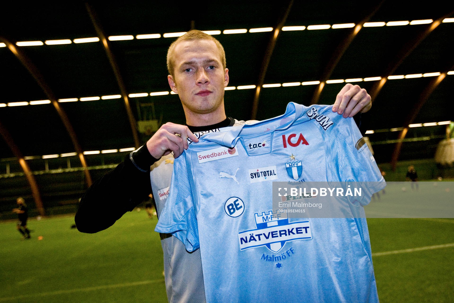 Daniel Larsson  med sin nya tröja