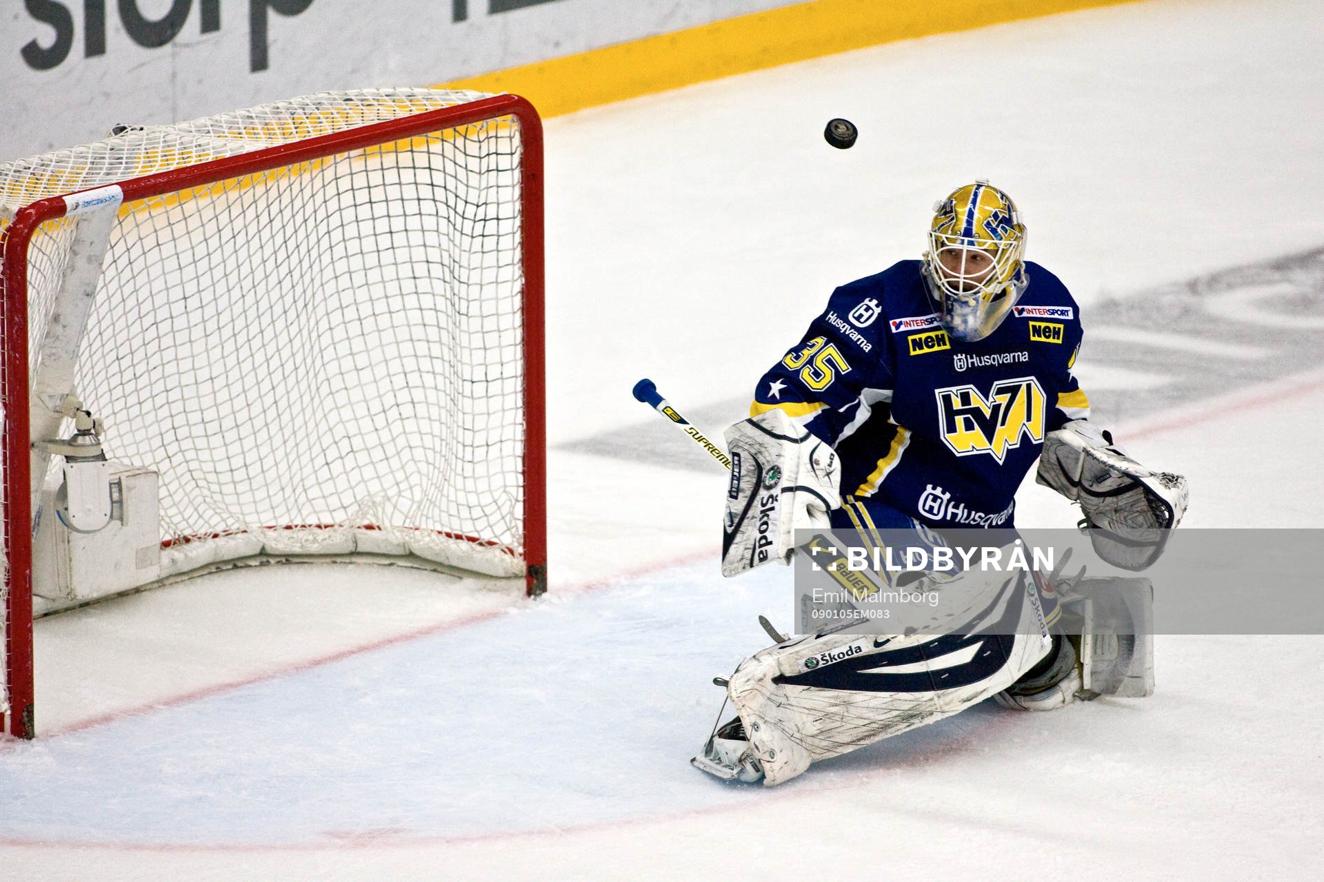 Andreas Andersson,  målvakt HV71, får inte ordning på