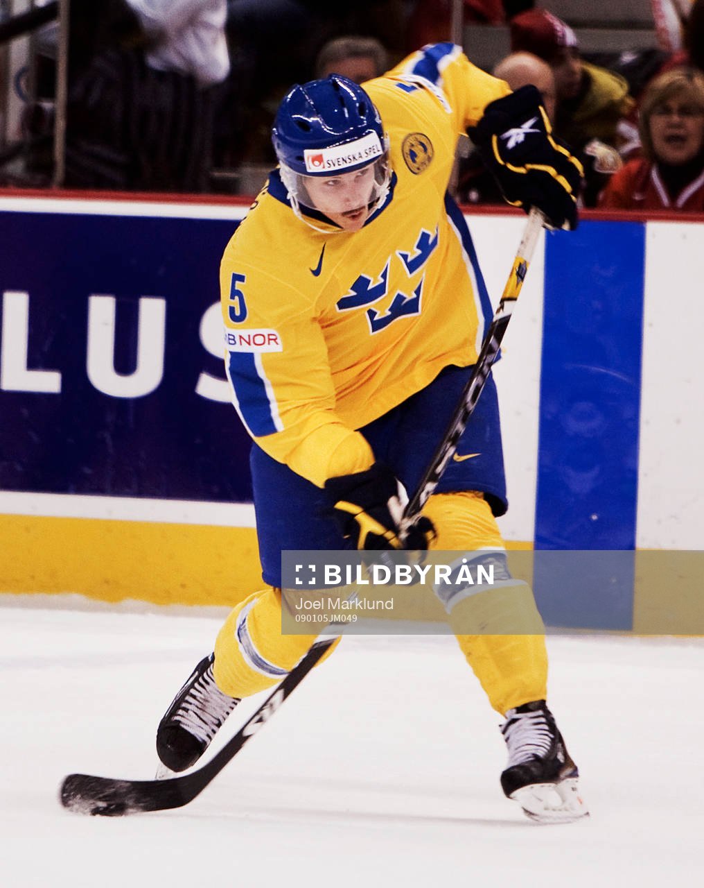 Erik Karlsson, Sverige, skjuter mot mål