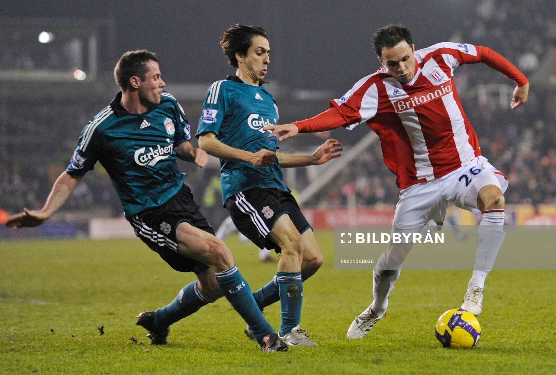  Jamie Carragher och Yossi Benayoun, Liverpool, går in för att tackla Matthew Etherington, Stoke.
