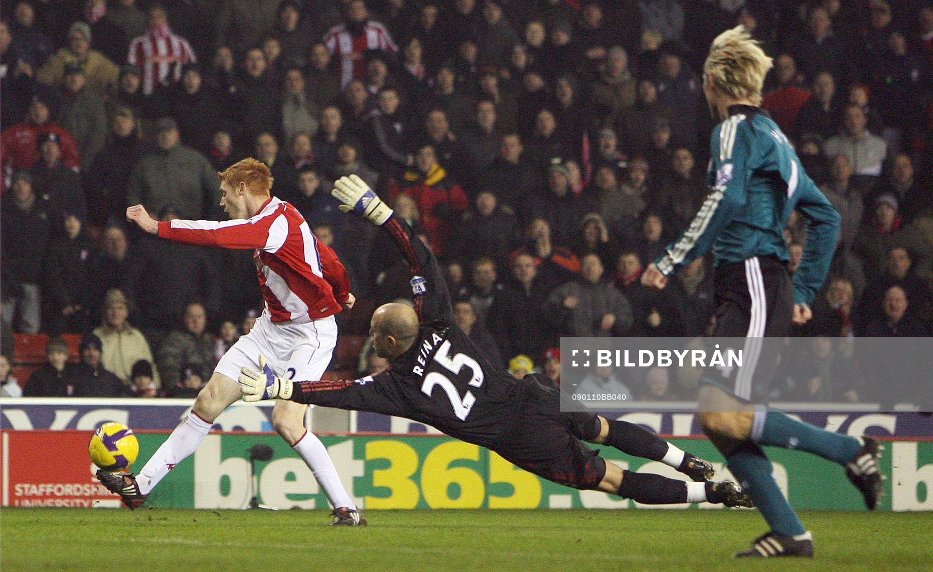  Dave Kitson, Stoke, missar sin chans till mål.