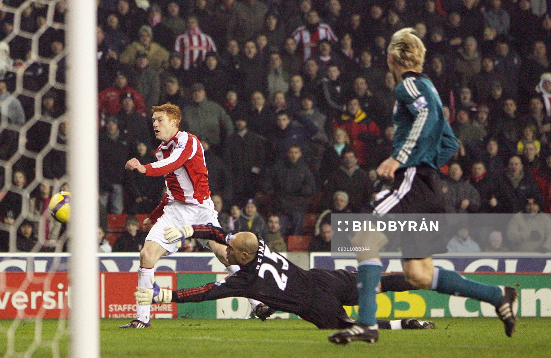  Dave Kitson, Stoke, missar sin chans till mål.