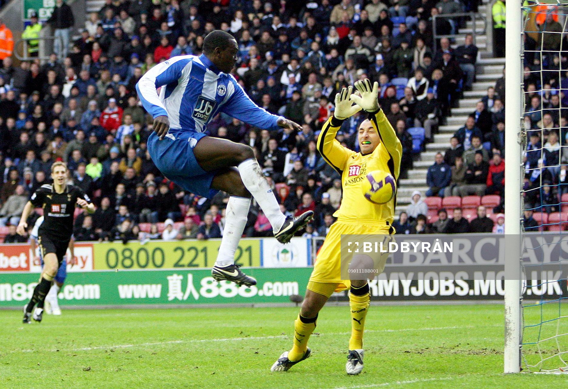 Emile Heskey, Wigan och Heurelho Gomes, målvakt, Tottenham