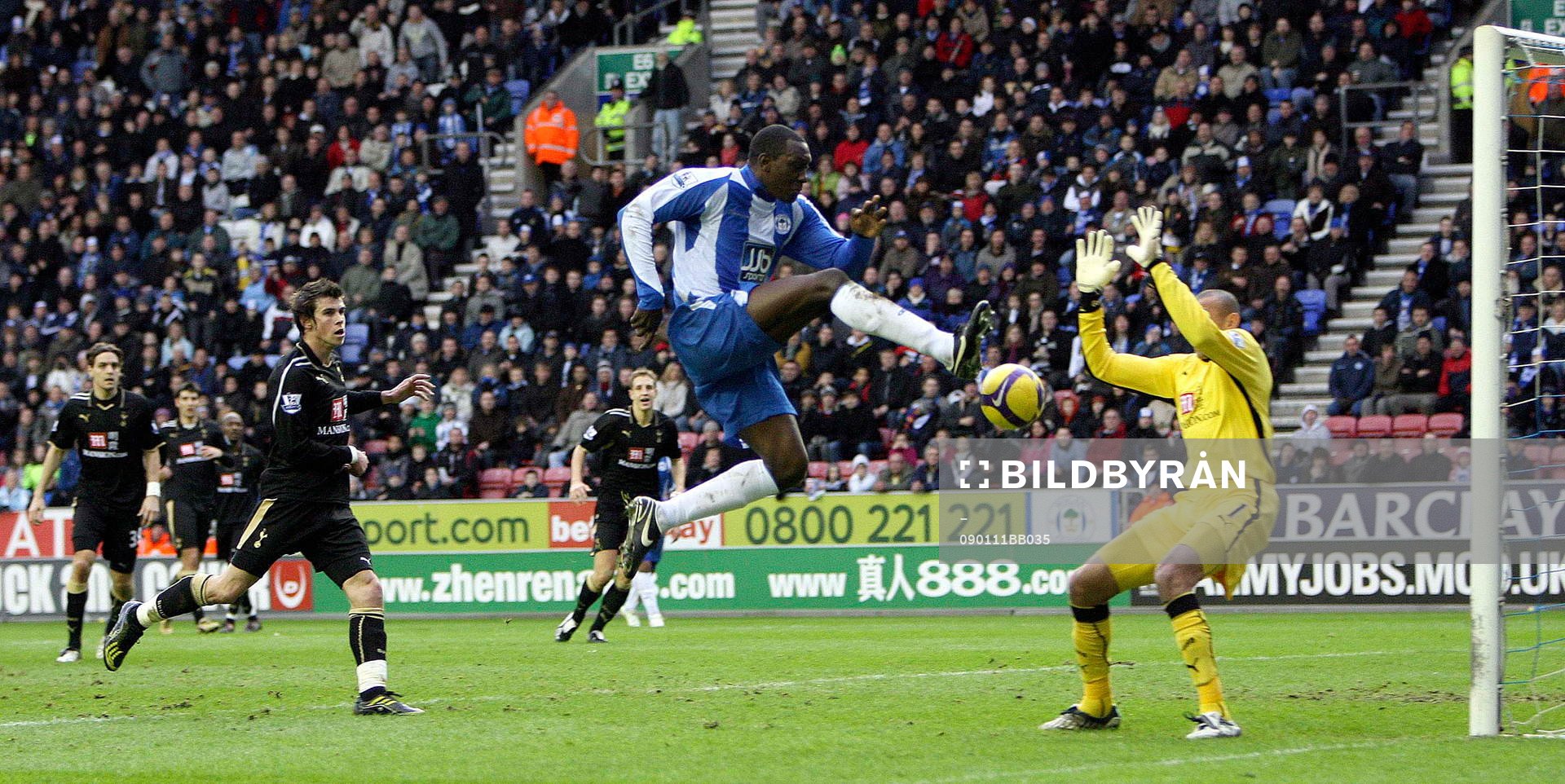 Emile Heskey, Wigan och Heurelho Gomes, målvakt, Tottenham