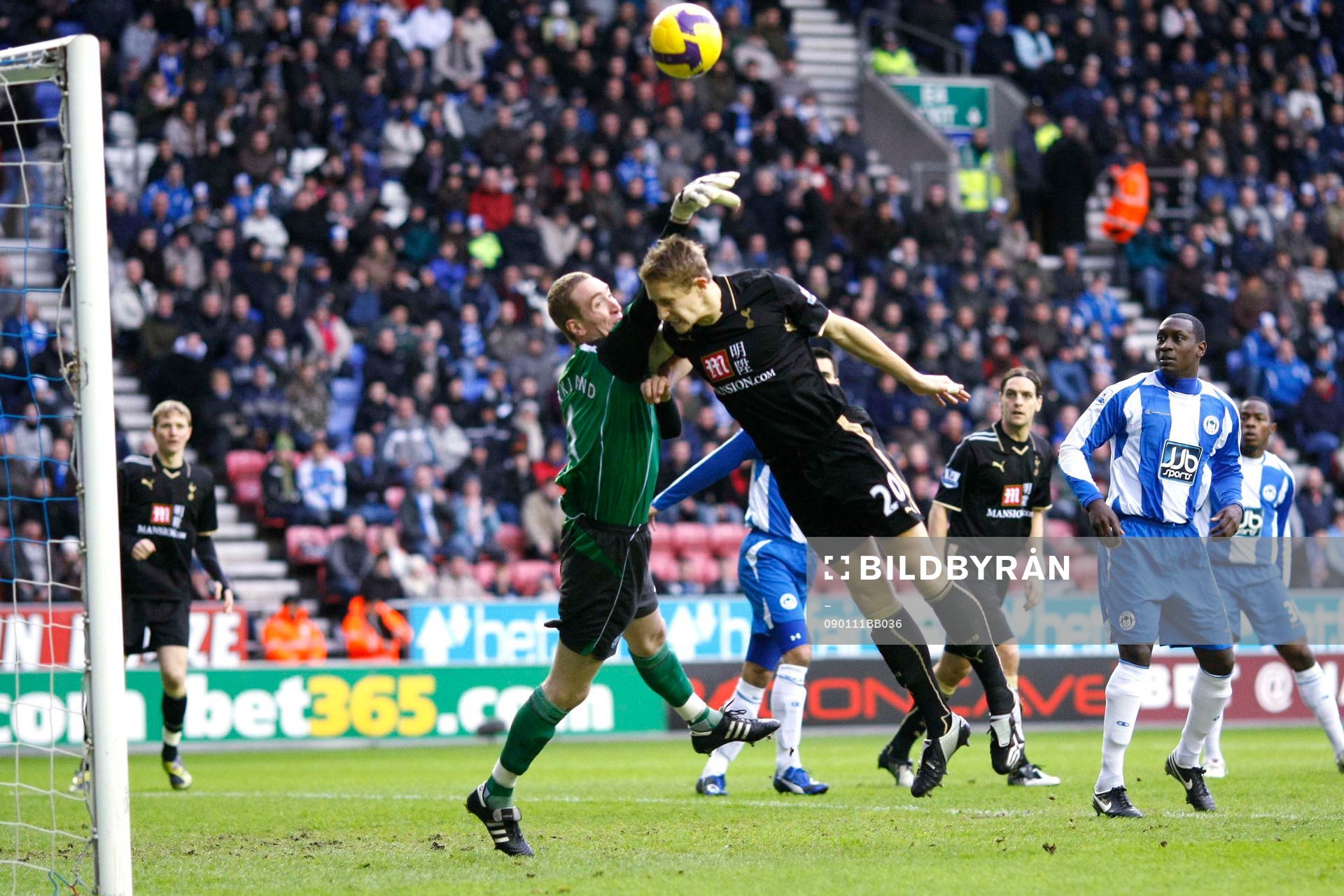  Michael Dawson, Tottenham i närkamp med Chris Kirkland, målvakt, Wigan.