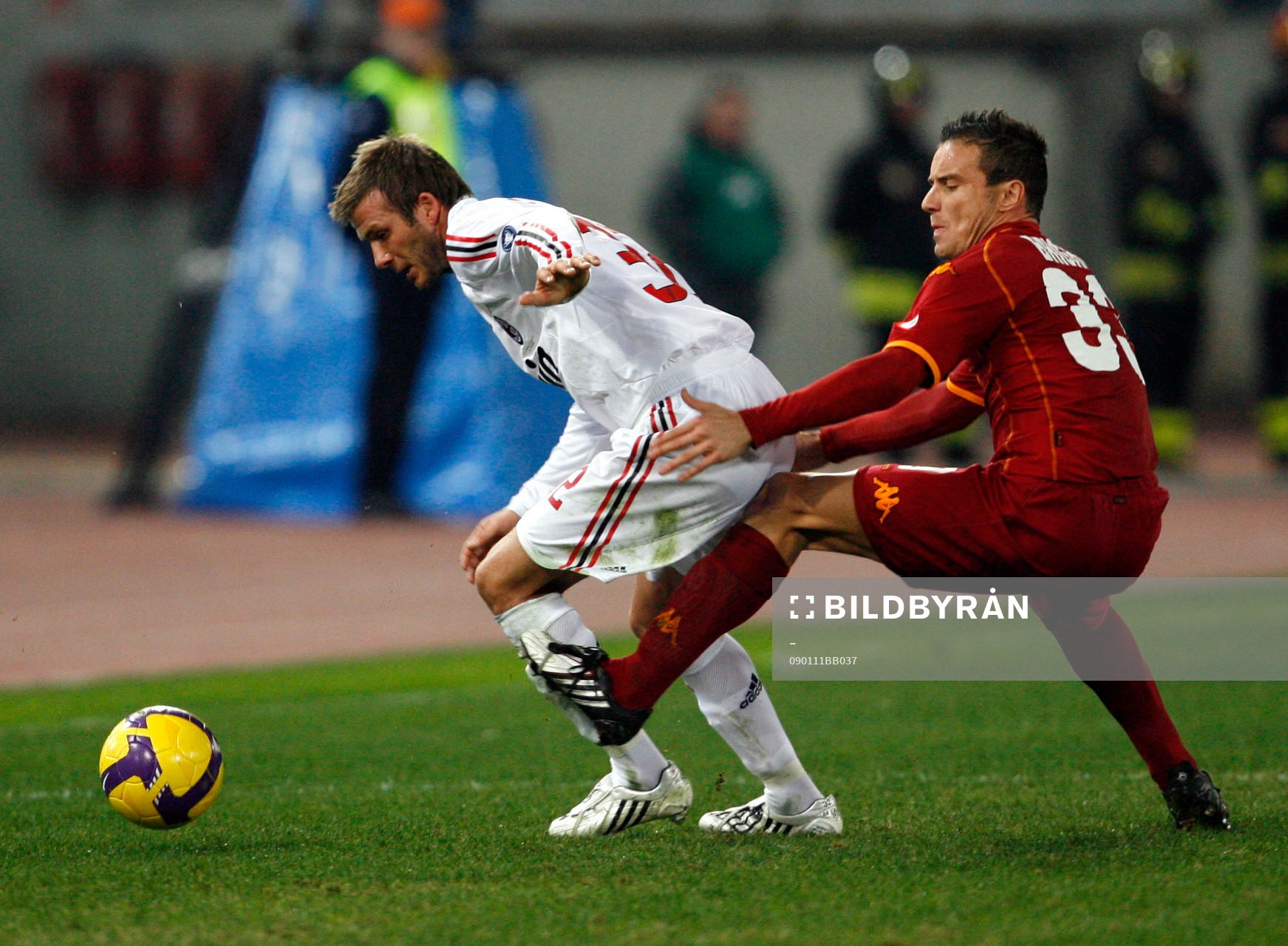  David Beckham, Milan, hindras av Brighi, Roma.