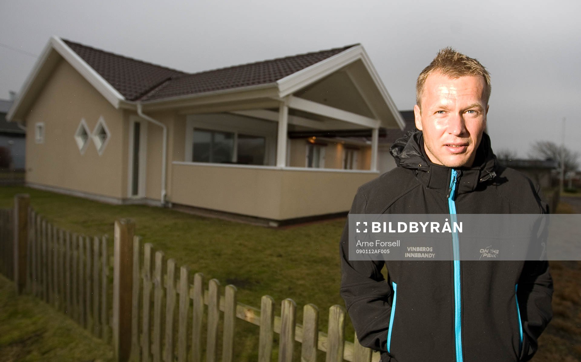 Pär Zetterberg framför sitt hus i Falkenberg