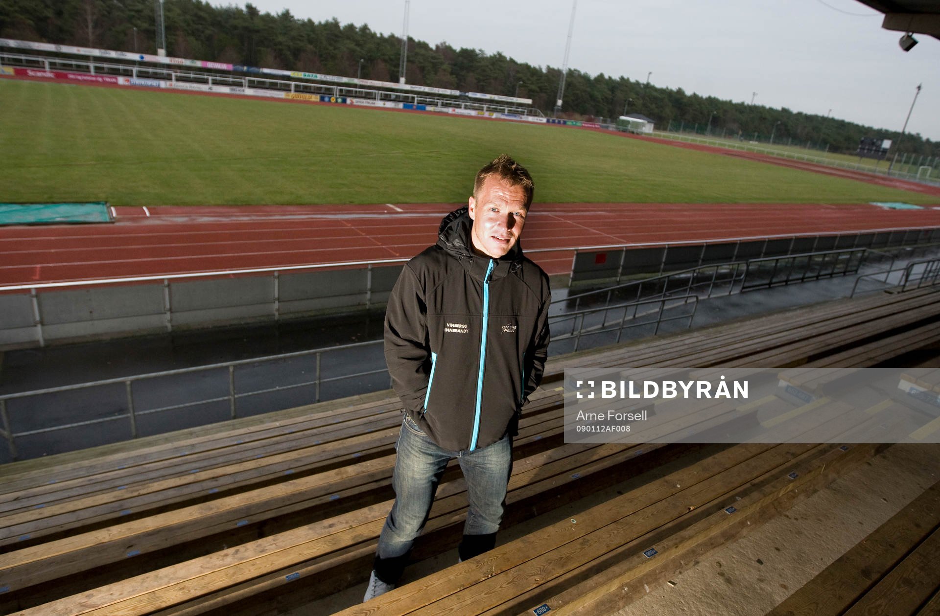 Pär Zetterberg vid fotbollsplanen i Falkenberg