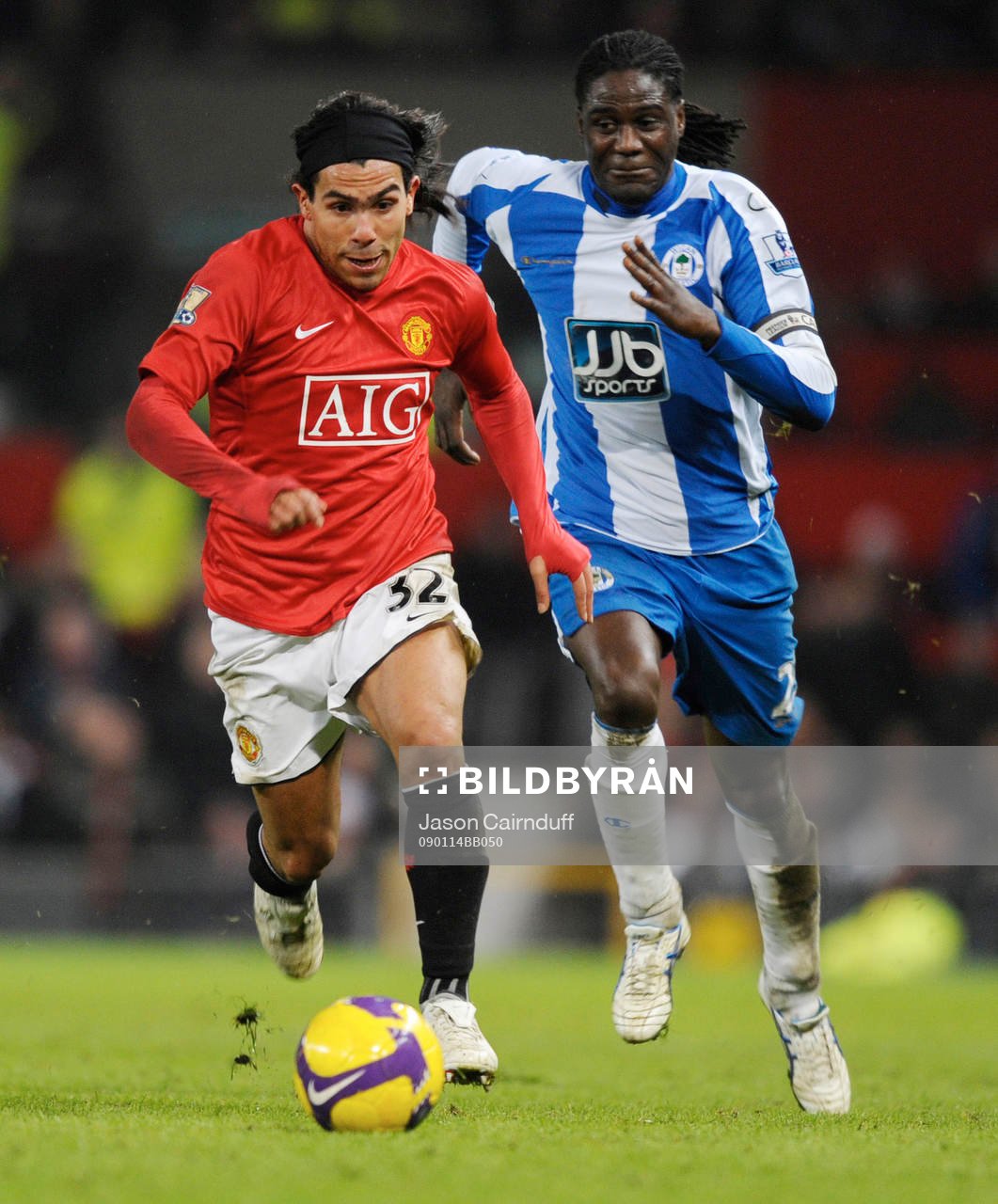   Carlos Tevez, United och Mario Melchiot, Wigan.